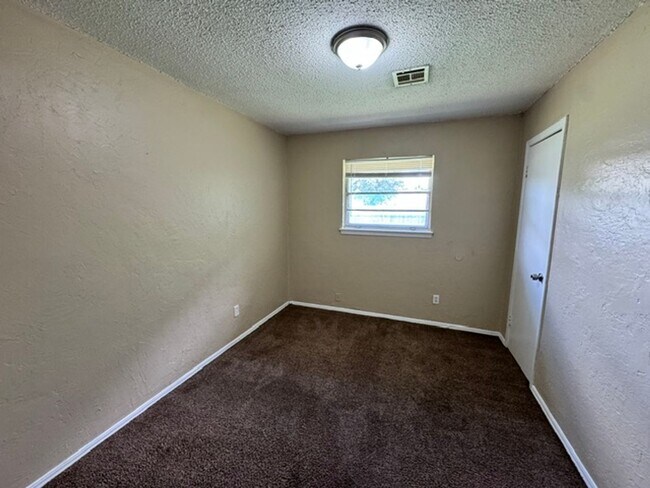 Building Photo - 3 bed one bath ready for move in , Moore Schools!