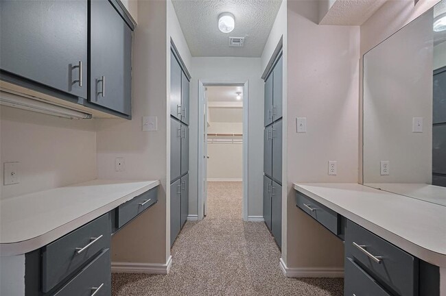 Building Photo - 520 S Rivershire Dr