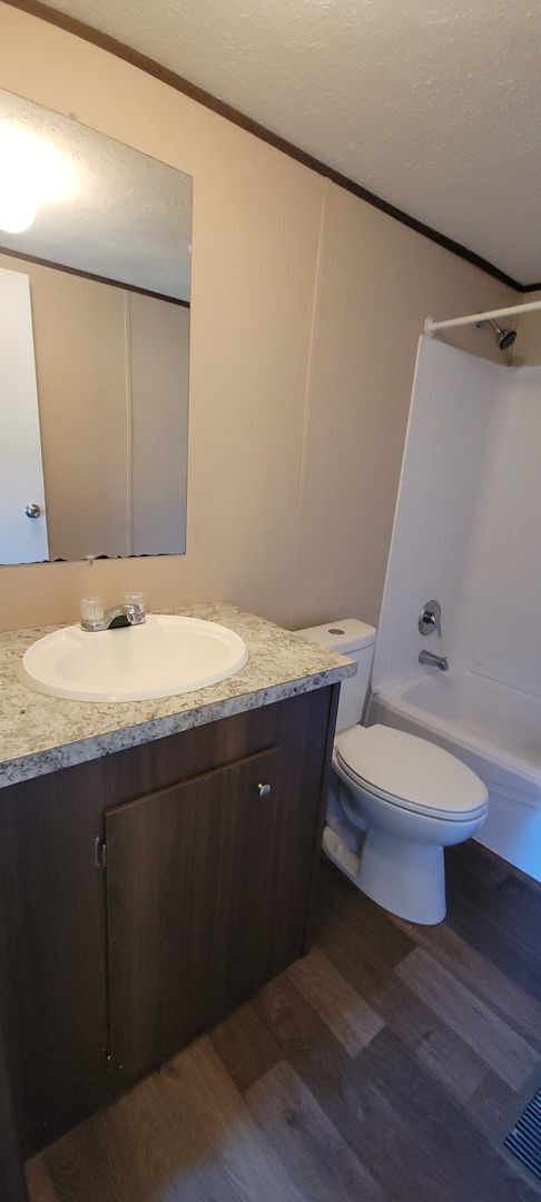 Building Photo - Very nice 3 bedroom/2 bath mobile home in ...