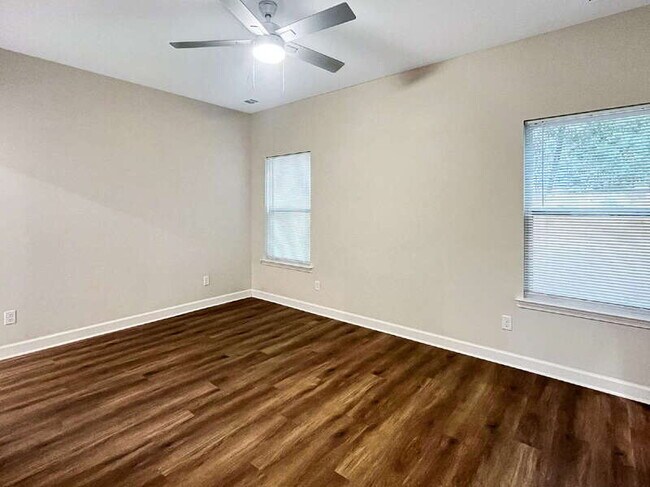 Building Photo - 39 Travis St