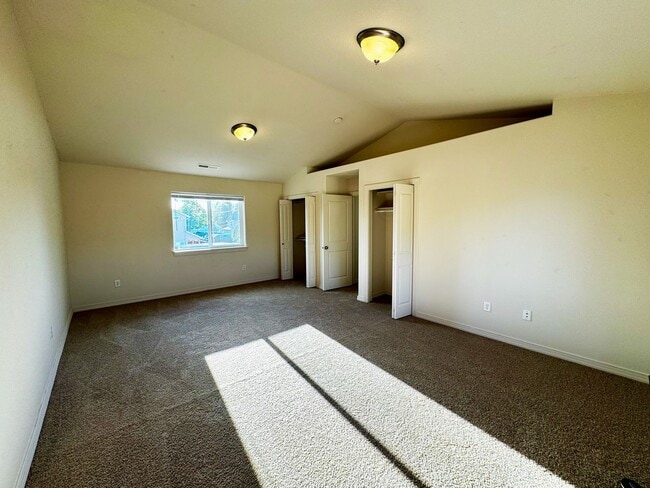 Building Photo - Spacious 3-4 Bedroom Home with Low Mainten...