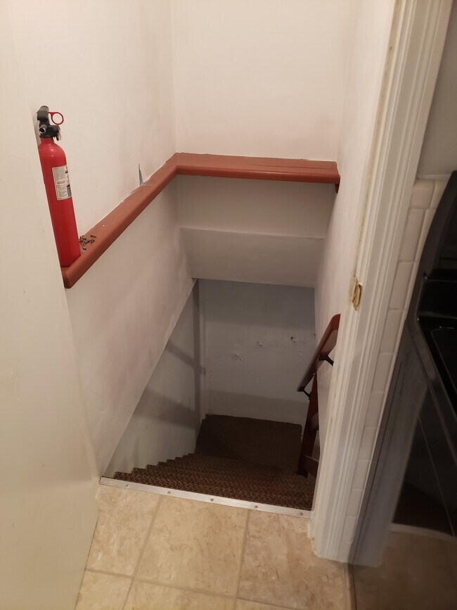 Basement off kitchen - 524 Laven del Ln