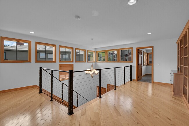 Building Photo - 556 Ridgeside Dr
