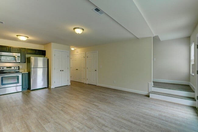 Building Photo - Two Story Townhome!