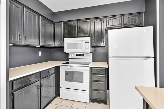 Building Photo - 50 April Point Dr S