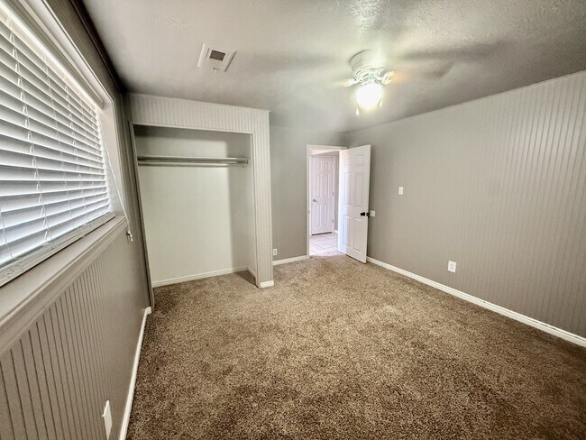 Building Photo - 1021 N 925 E St