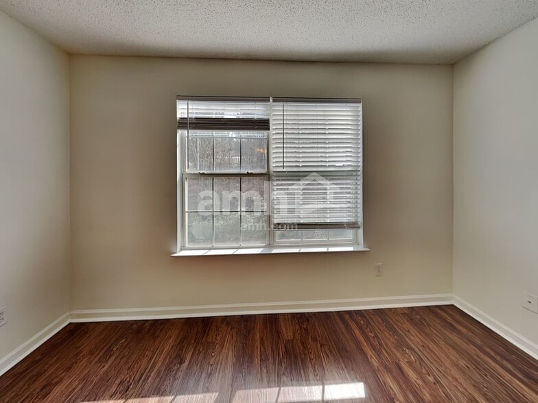 Building Photo - 505 Kingsman Ln