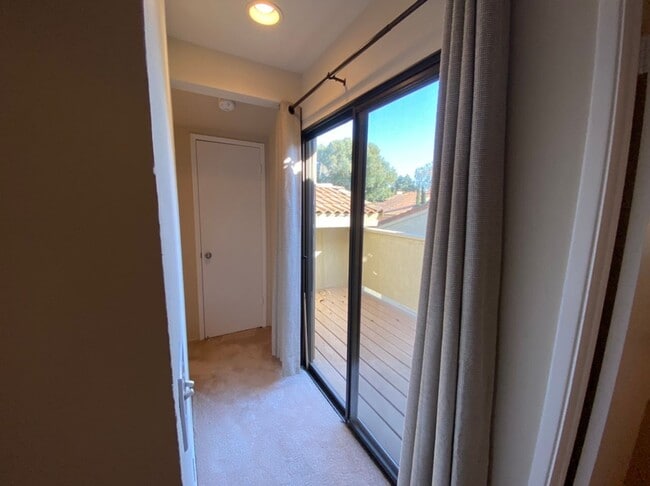 Building Photo - Two bedroom condo in Gated Community with ...