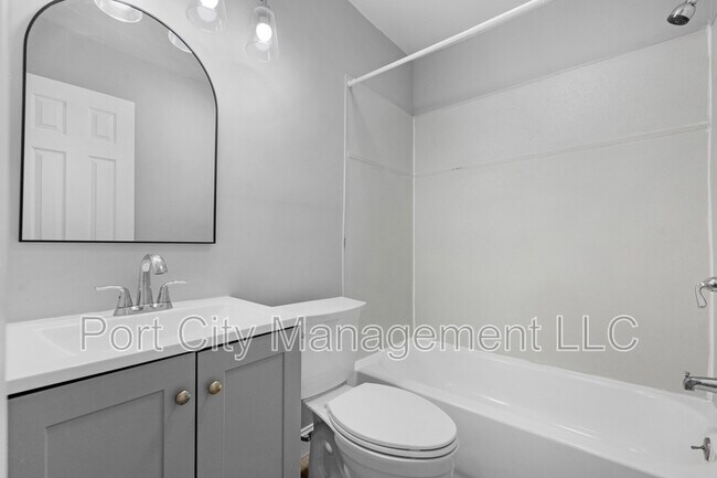 Building Photo - 1416 N Milton Ave