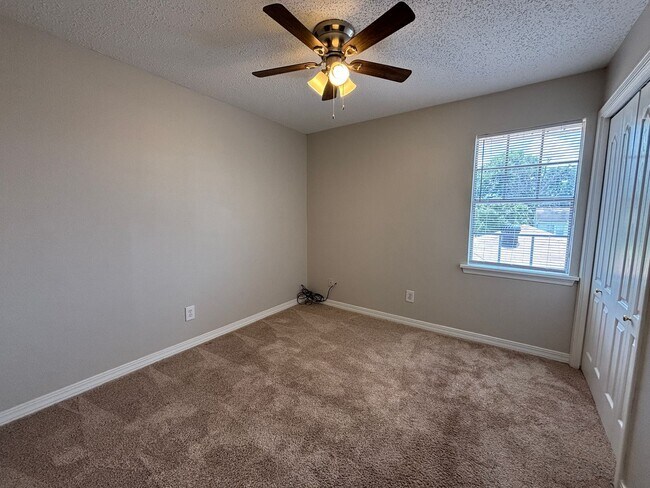 Building Photo - MOVE IN READY! SPACIOUS TOWNHOME IN BOSSIE...