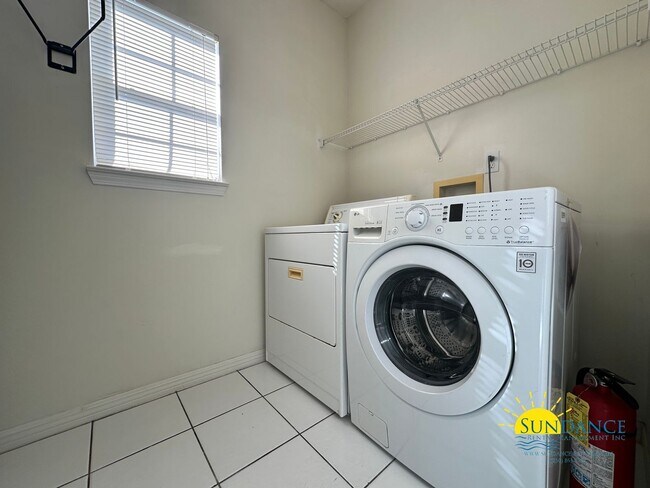 Building Photo - Lovely 2 Bedroom Townhouse Close to Downtown FWB