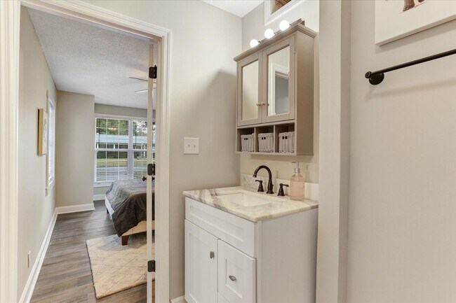 Building Photo - 4 Bedroom, 2 Bath Brick Home in Savannah