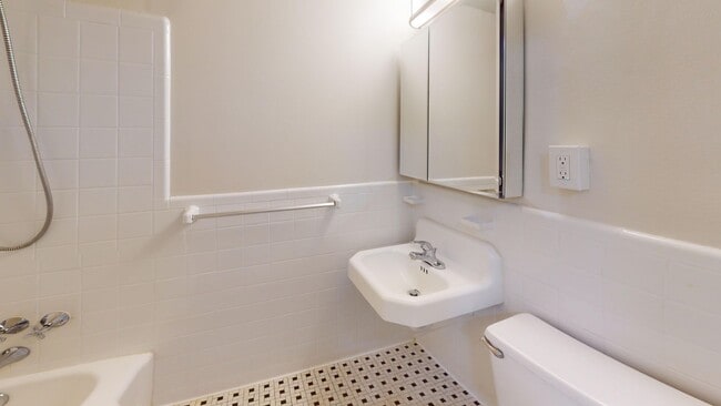 Building Photo - 1801 Clydesdale Pl NW