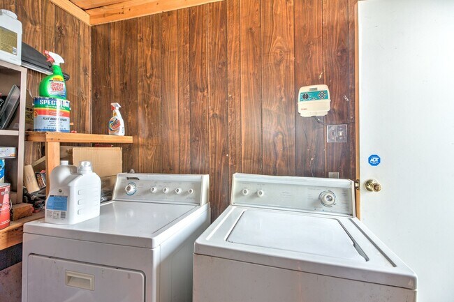 Building Photo - MOVE IN SPECIAL! 1320 1/2 E. Colton Ave. Cozy 1 bedroom, 1 bathroom Redlands Cottage!