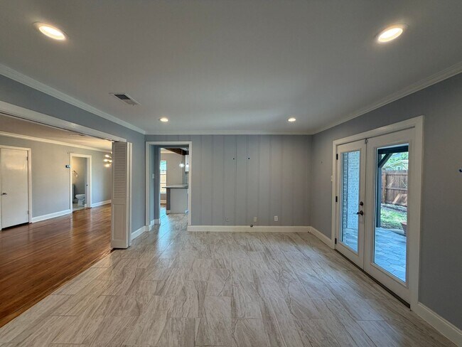 Building Photo - 2555 W Kings Hwy