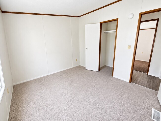 Building Photo - 120 Acorn