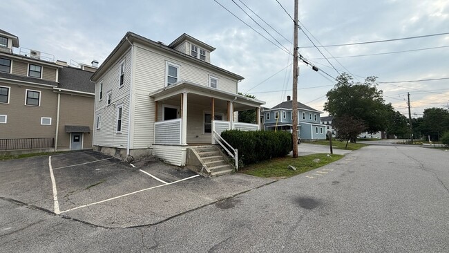 Primary Photo - 5 Bedroom 2 bathroom House Available for r...