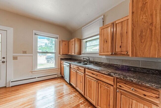 Building Photo - Victorian Home Downtown! 6 - Month Leases ...