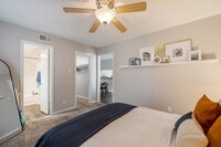 Building Photo - 8701 Town Park Dr