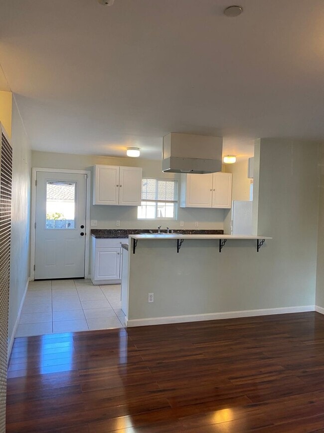 Building Photo - Two bedroom one bath house walking distanc...
