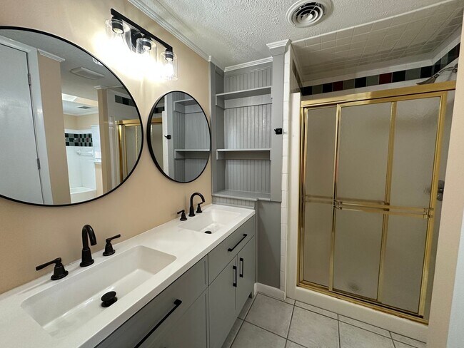 Building Photo - Charming Renovated 3 Bedroom, 1.5 Bath Home located off Hwy 87 on a 1 Acre lot.