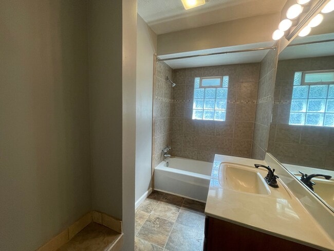 Building Photo - Two Bedroom Duplex on SE Side of Grand Rap...
