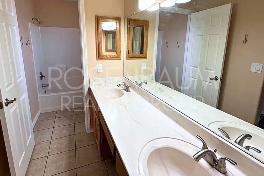 Building Photo - Gorgeous 3-bedrooms, 2-baths hilltop home ...