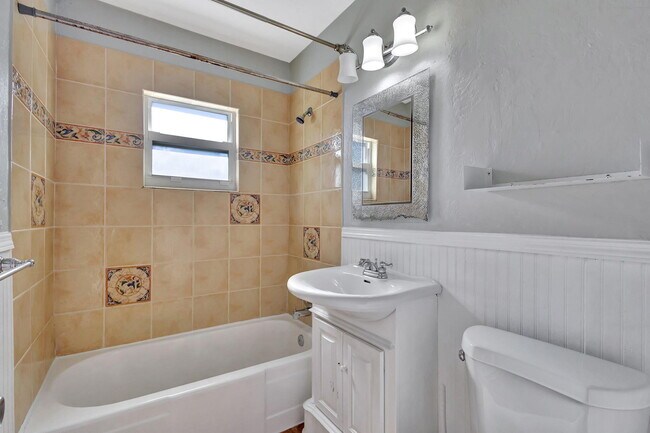 Building Photo - 736 Rockland Dr