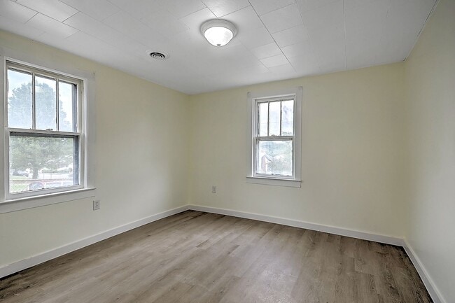 Building Photo - 4 Bedrooms 3 Baths Bristol TN