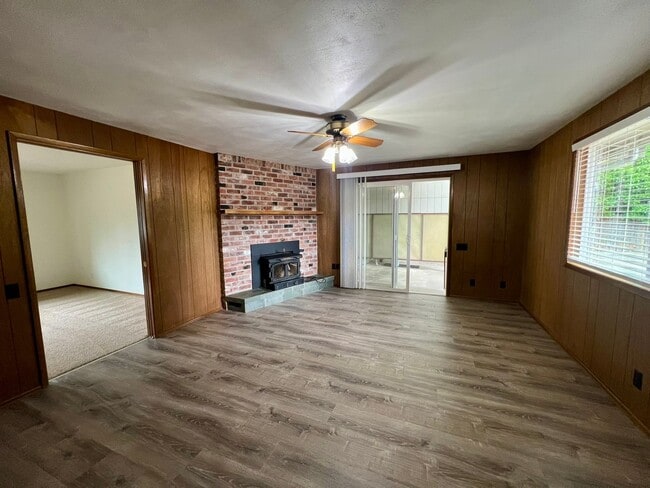 Building Photo - Updated 3BD Rambler w/ Exterior Amenities