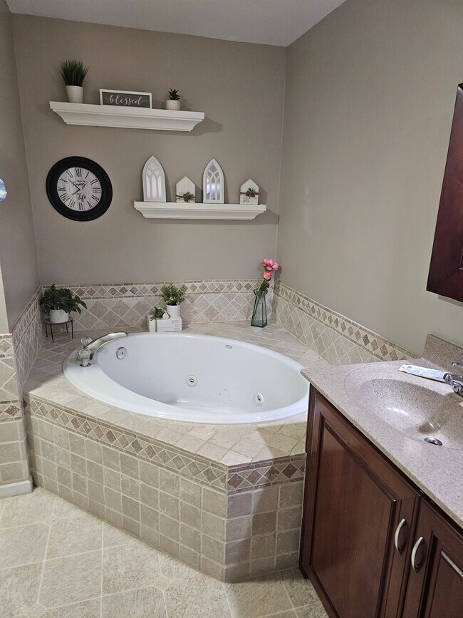 Building Photo - 125 Vernon Ct