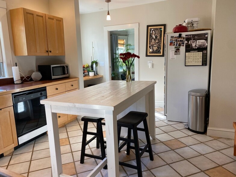 Building Photo - 32 Russell St