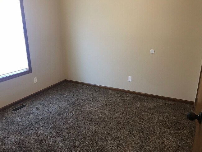 Building Photo - 4 Bedroom, 3 Bathroom House with Attached Double Car Garage