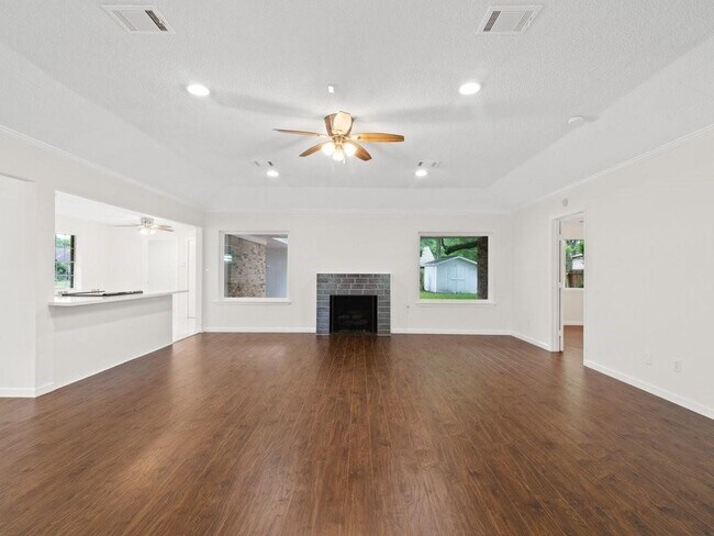 Building Photo - 2001 Briar Ln