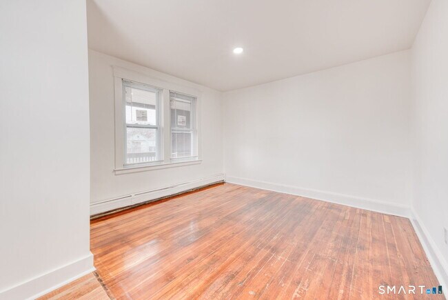 Building Photo - 152 Oak St