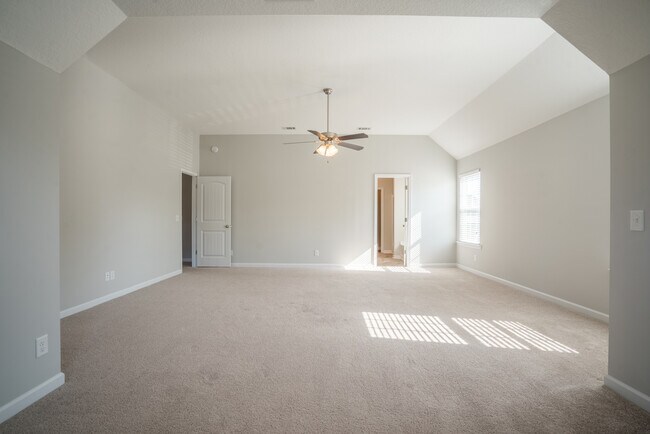 Building Photo - 647 Red Oak Ln