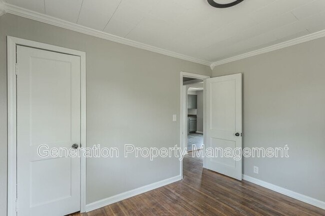 Building Photo - 5501 Rosemont Dr