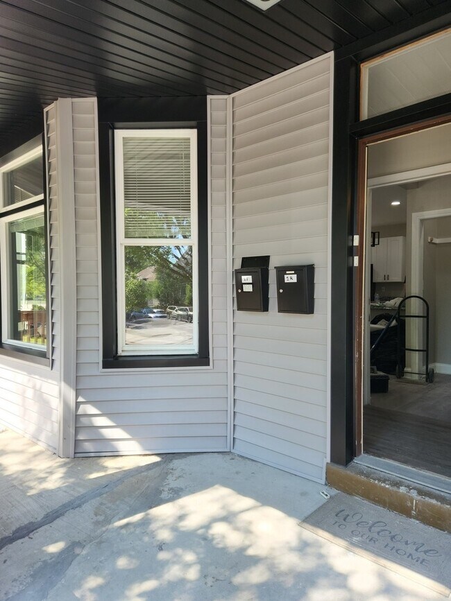 Building Photo - 4254 N Tripp Ave