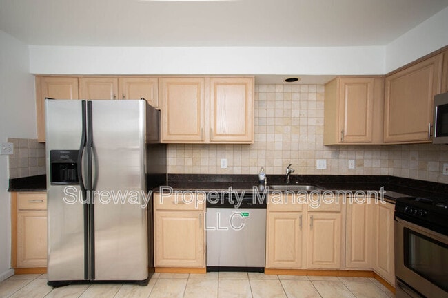 Building Photo - 605 Doral Dr