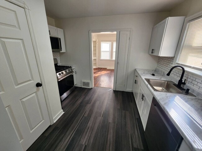 Building Photo - Charming 3-Bedroom Property in Prime Location