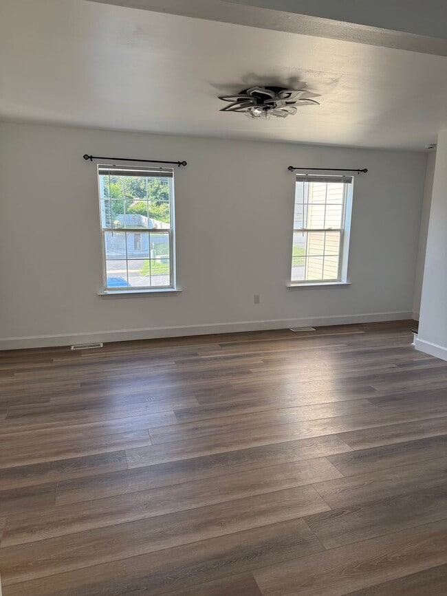 Building Photo - 3 Bedroom Town Home In Etters PA