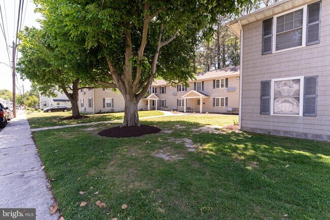 Building Photo - 802 Travers St