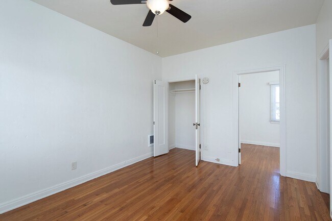 Building Photo - 2 WEEKS FREE!!! Rare 1 Bedroom in a Fantas...