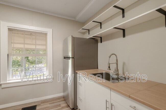 Building Photo - 811 Sam Houston