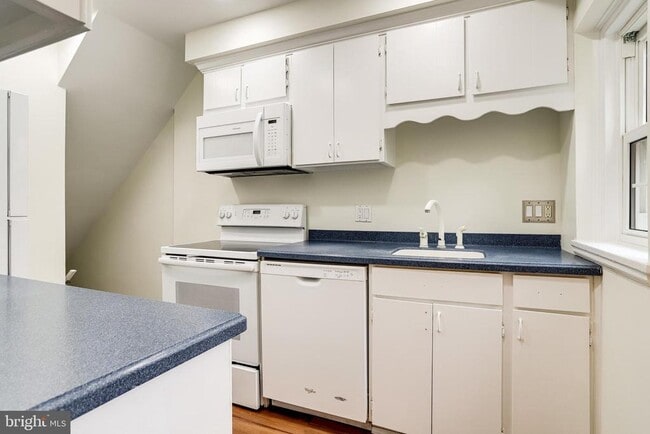 Building Photo - 2822 S Buchanan St