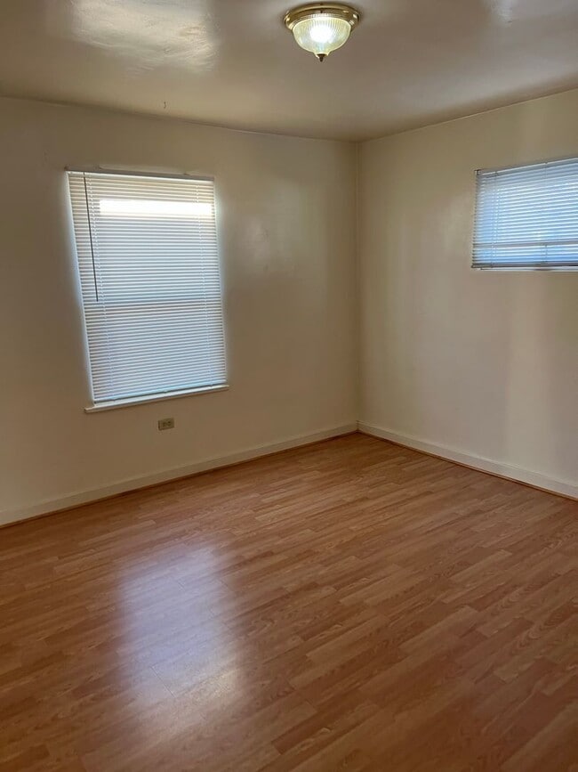 Building Photo - COMING-SOON - $1695.00 - Fenced Yard - Lam...