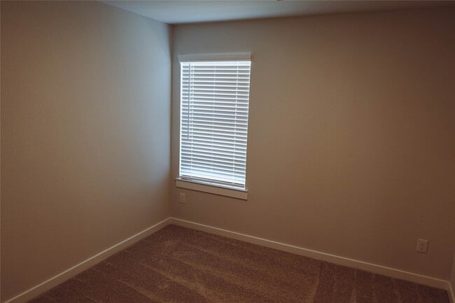 Building Photo - 16 Courageous Side Way