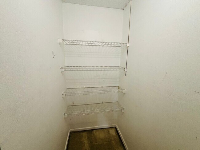 Building Photo - 2/1 Clean apartment