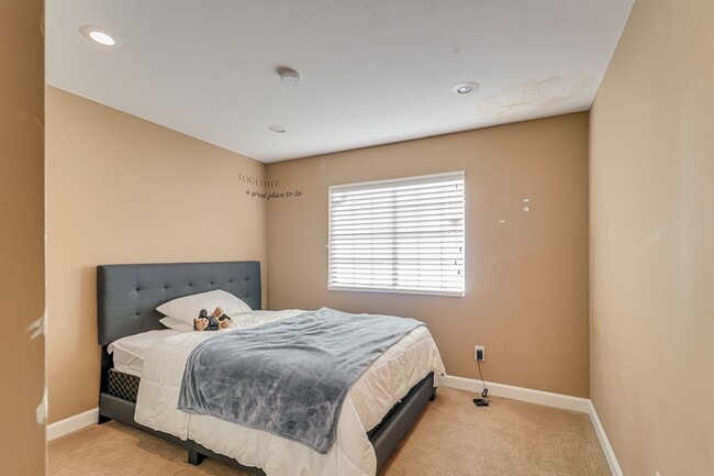 Building Photo - Taft GEM!