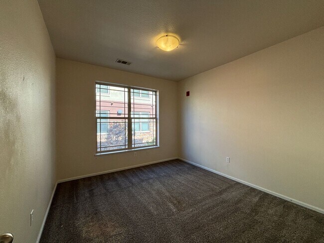 Building Photo - Large 3 bedroom condo with 2 bathrooms!